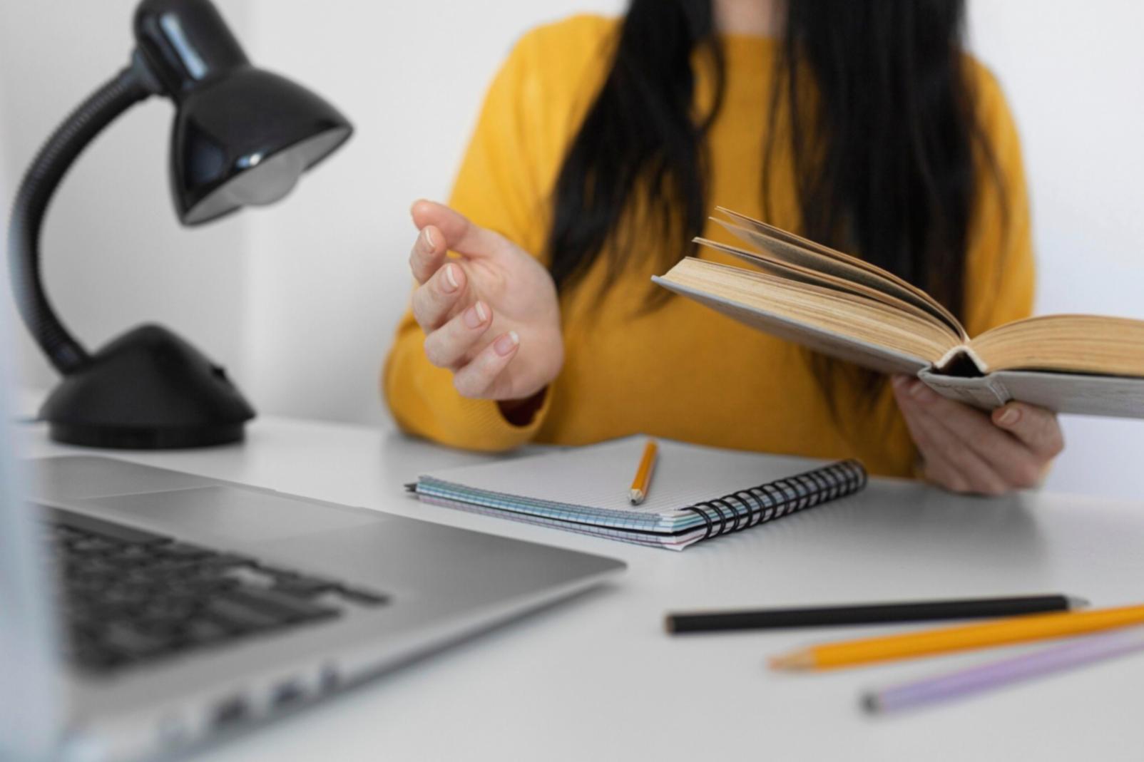 Bureau moderne de conseil financier avec documents et calculatrice